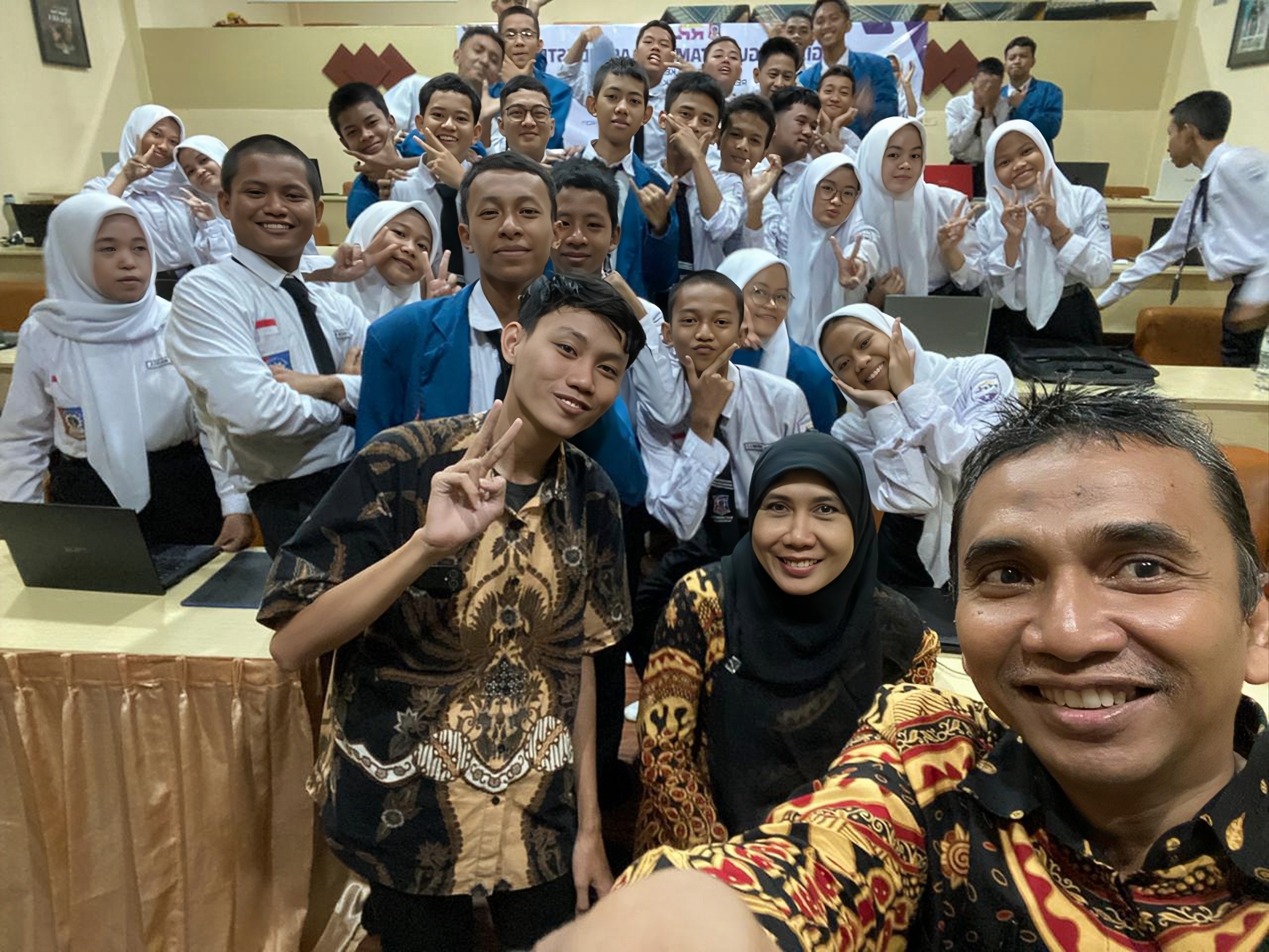Kunjungan Kelas Industri UBIG bersama pembimbing dan pendidik